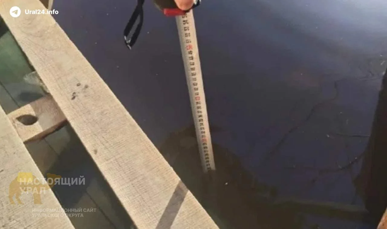 В Салехарде аварийный дом уходит под воду