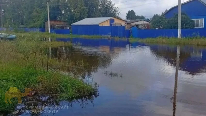 В&nbsp;ХМАО жители сами спасают посёлок от&nbsp;потопа