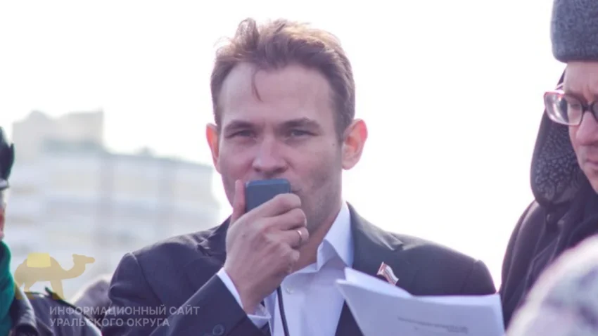 Глава свердловского «Яблоко» покинул страну