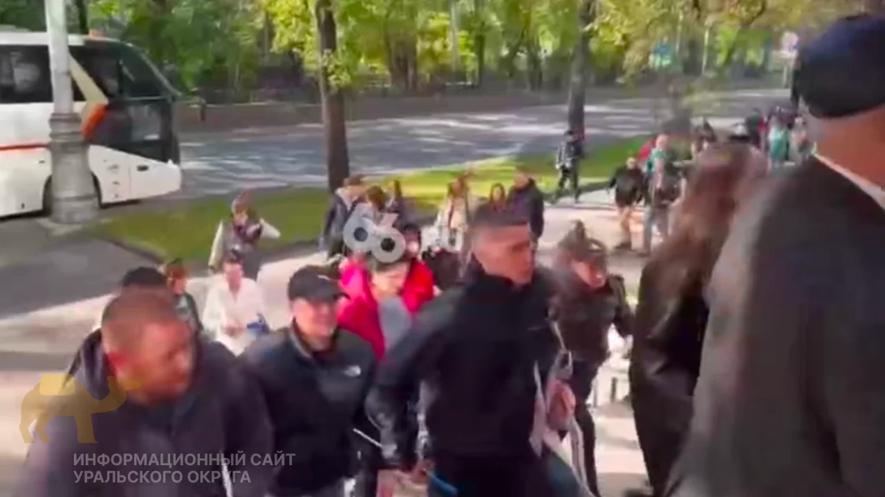 На&nbsp;участок пришла толпа избирателей с&nbsp;одинаковыми флажками